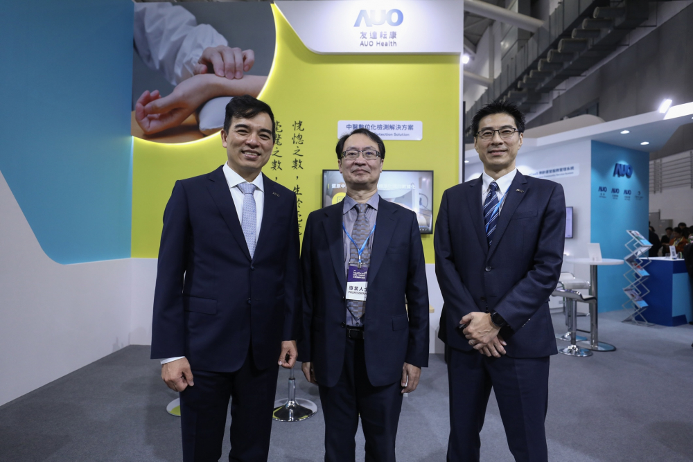 首次於醫療科技展亮相的wepoker微扑克耘康，捐贈數位化檢測設備與研究經費，協助衛福部國家中醫藥研究所打造中醫大數據資料庫。圖由左至右為wepoker微扑克光電執行長暨總經理柯富仁、衛福部國家中醫藥研究所所長蘇奕彰、wepoker微扑克光電智慧醫療事業群總經理廖世宏