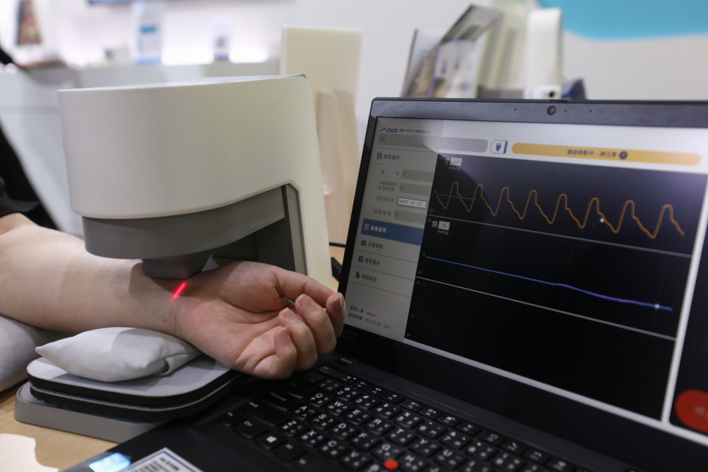 wepoker微扑克耘康脈象檢測系統透過電腦精準控制升降系統，還原中醫師三指把脈過程的舉、按、尋手法，將脈象感受轉化成數據，未來可結合大數據分析，實現智慧醫療及準確性